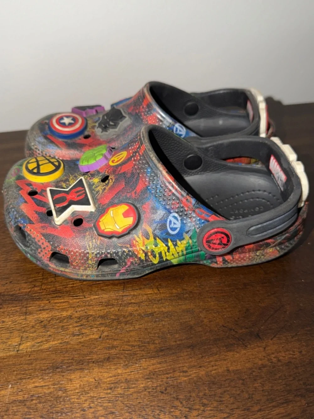 Crocs Marvel Avengers Unisex Kids w/ Marvel Symbol Charms Graffiti Style Sz C 11